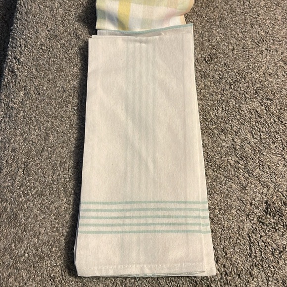BRAND NEW, Set of 4 Spring Time Kitchen Towels - Picture 3 of 6